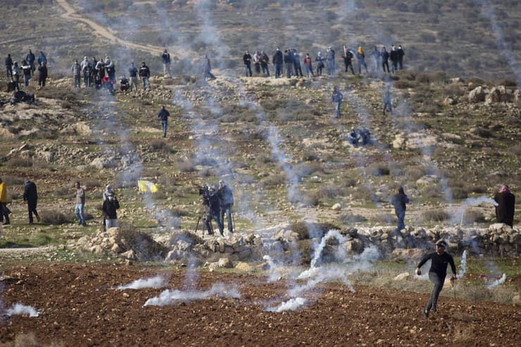 ריסוס גז מדמיע לעבר כוחות ישראליים בגדה המערבית