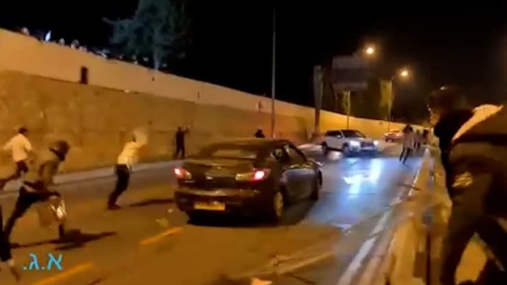 חרדים משחיטים רכב ערבי שנקלע להפגנה לאחר מותו של אהוביה סנדק בירשולים