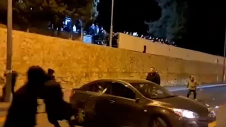 חרדים משחיטים רכב ערבי שנקלע להפגנה לאחר מותו של אהוביה סנדק בירשולים