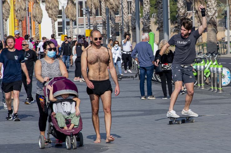 אנשים ב חוף ה ים ב תל אביב טיילת ב בזמן ה סגר קורונה 