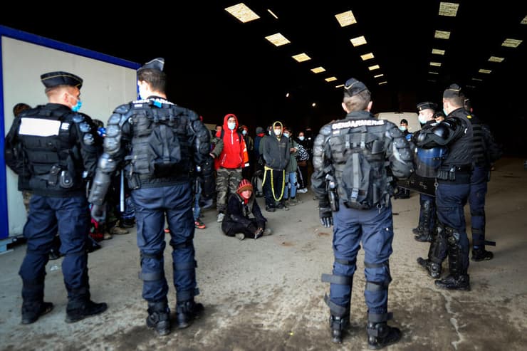 משטרה צרפת שוטרים מפזרים מסיבה לא חוקית רייב צרפת 