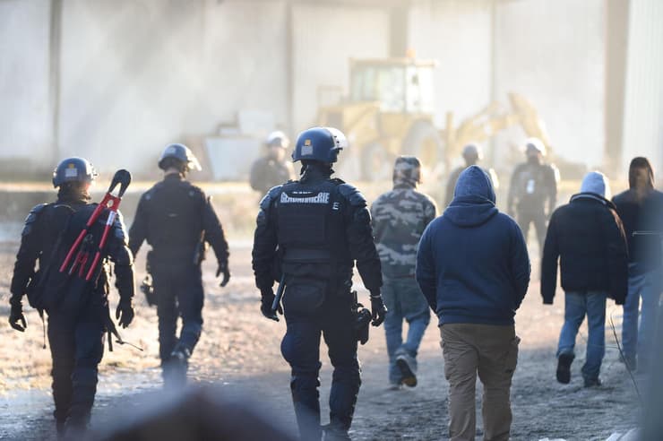 משטרה צרפת שוטרים מפזרים מסיבה לא חוקית רייב צרפת 
