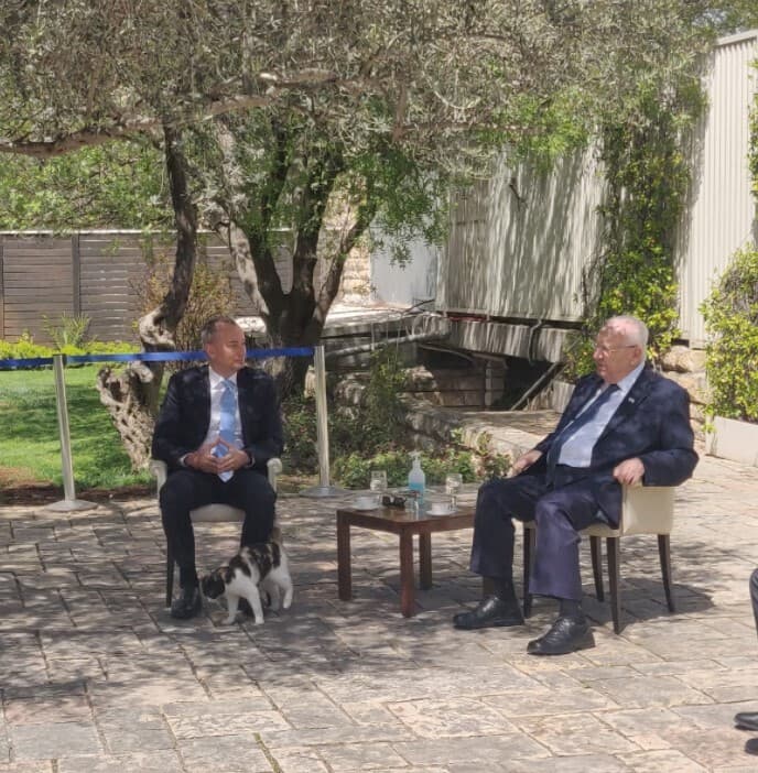 החתולה עם הנשיא ריבלין ושליח האו"ם מלדנוב
