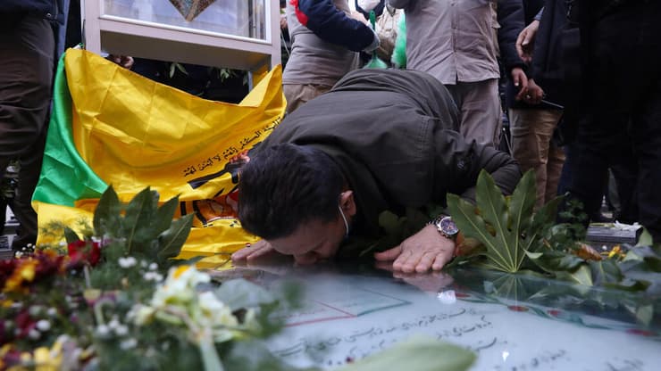 איראן איראנים עולים לקברו של קאסם סולימאני בעיר כרמאן
