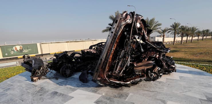 שרידי מכוניות בשיירה של קאסם סולימאני ואבו מהדי אל מוהנדס אנדרטה שדה התעופה בגדד עיראק
