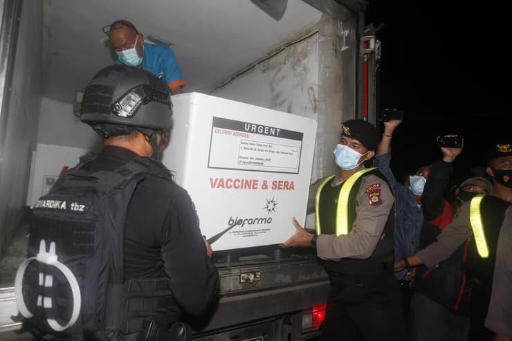 קורונה אינדונזיה מקבלת חיסונים חיסון של Sinovac הסינית