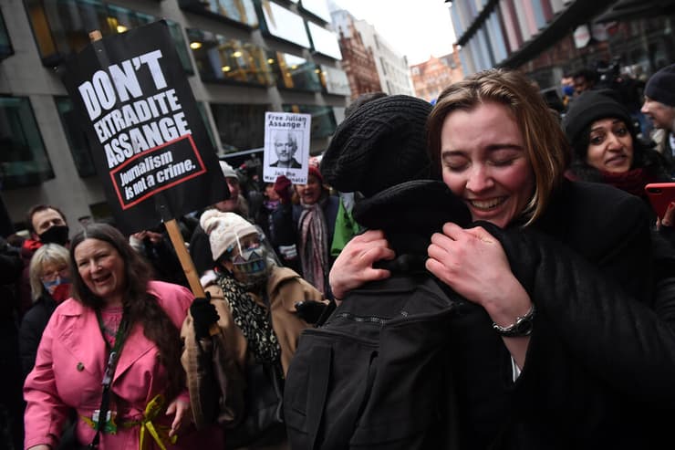 תומכי ג'וליאן אסאנג' חוגגים החלטה לא להסגירו ל ארה"ב מחוץ לבית משפט ב לונדון בריטניה
