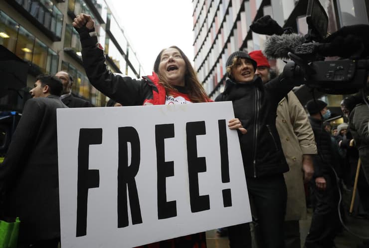 תומכי ג'וליאן אסאנג' חוגגים החלטה לא להסגירו ל ארה"ב מחוץ לבית משפט ב לונדון בריטניה