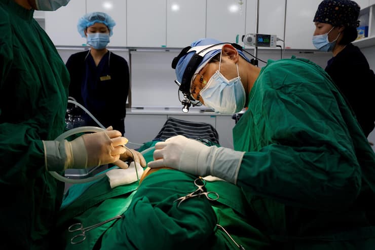 דרום קוריאה ריו האן נה ניתוח פלסטי בזמן סגר קורונה