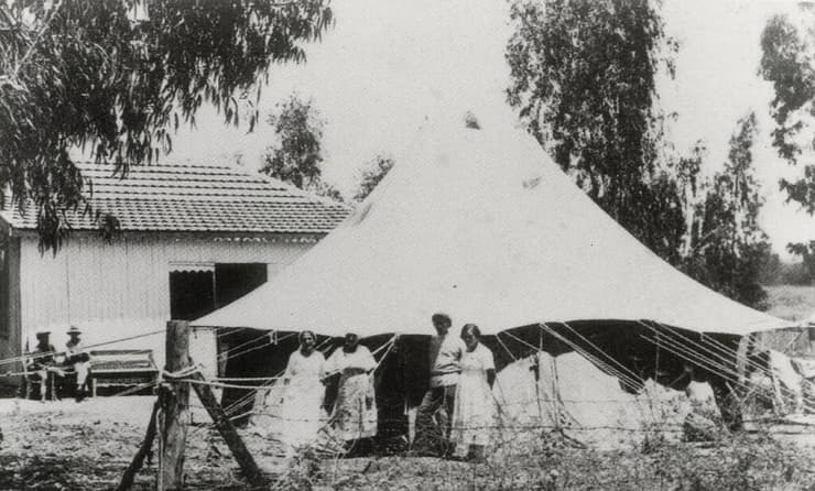 אוהל קופת חולים הראשון שהוקם בתל גנים ליד פתח תקווה 
