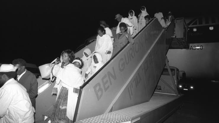 עולים מאתיופיה יורדים מהמטוס בנמל התעופה בן גוריון. מבצע שלמה