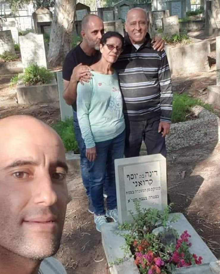 רבקה עמרני ומשפחתה על קבר האחות