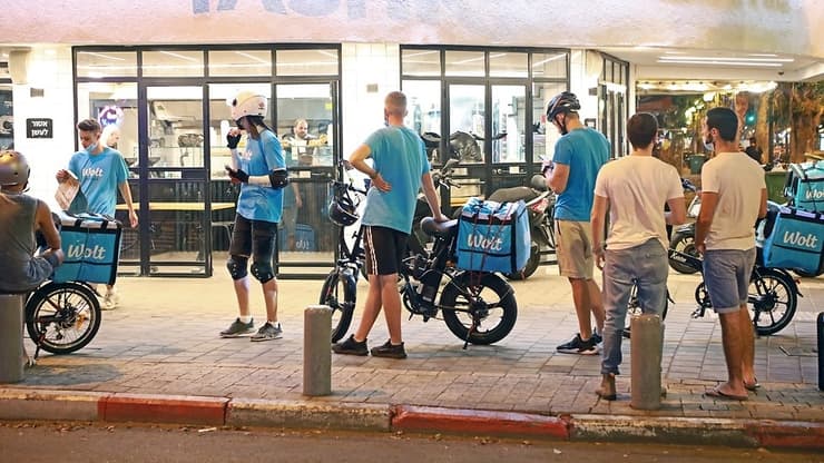 שליחי וולט מחוץ למסעדה בתל אביב