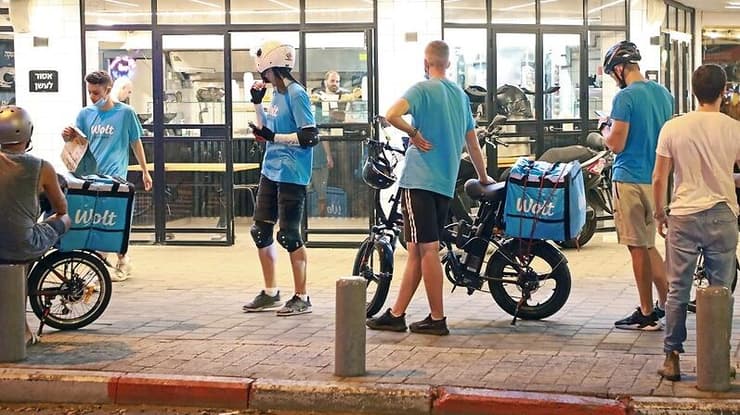 שליחי וולט מחוץ למסעדה בתל אביב