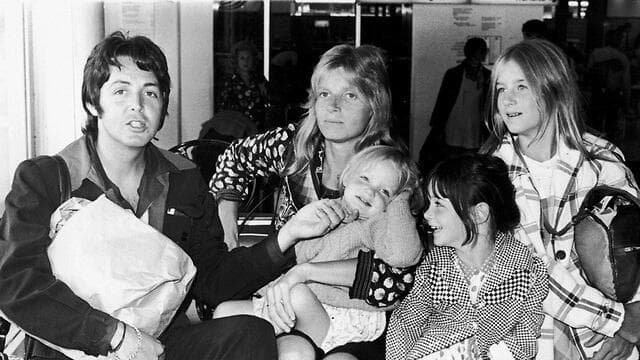 עם לינדה מקרטני והילדים. הביוגרפיה שלו מלאה באירועים עצובים