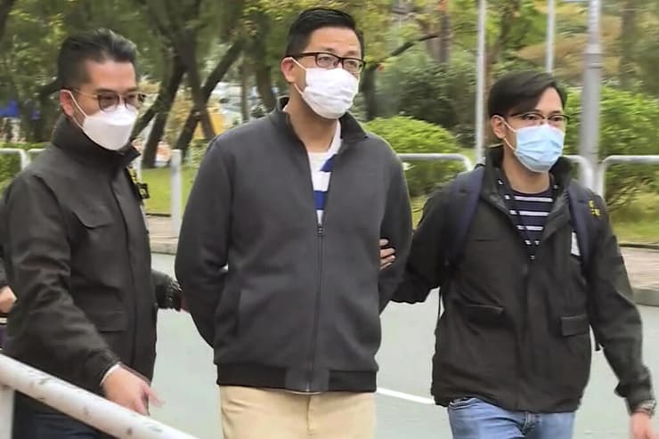 מחוקק לשעבר ב הונג קונג נעצר עשרות פעילי פרו-דמוקרטים עצורים
