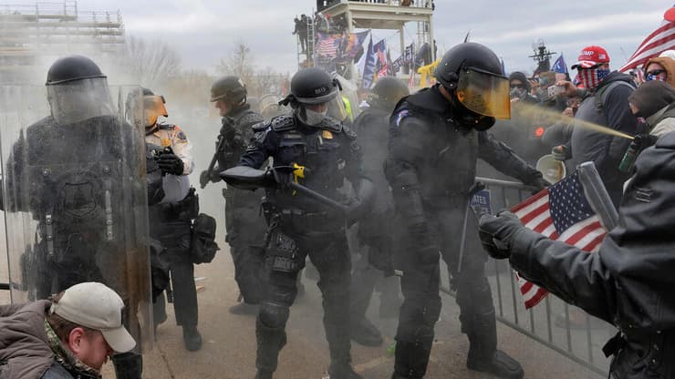 ארה"ב עימותים בין משטרה לתומכים של דונלד טראמפ