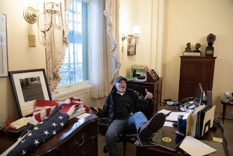  ארה"ב מהומות וושינגטון קונגרס מפגין בחדר של ננסי פלוסי