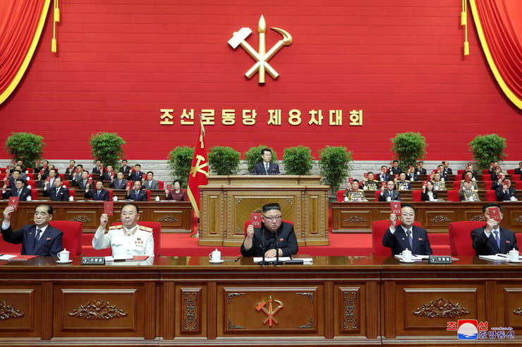 קים ג'ונג און נואם בישיבת קונגרס מפלגת השלטון ב צפון קוריאה