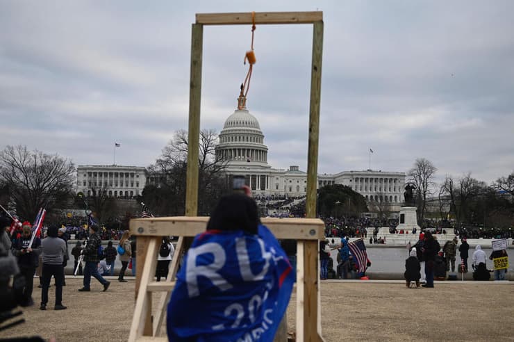 עמוד תלייה שהוקם ב הפגנה עימותים מהומות ב וושינגטון בליד גבעת הקפיטול ארה"ב הפגנה של  תומכי טראמפ