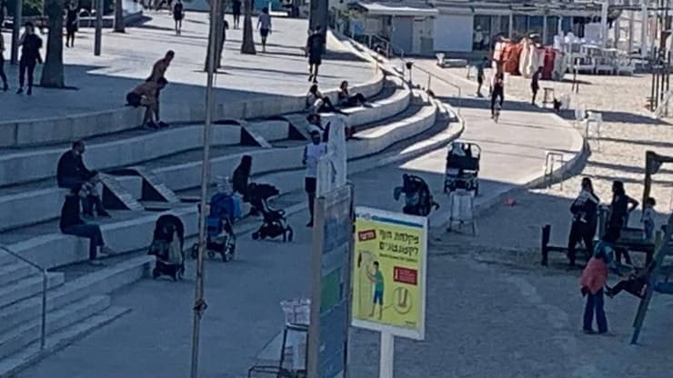 התקהלויות בחוף דולפינריום בתל אביב