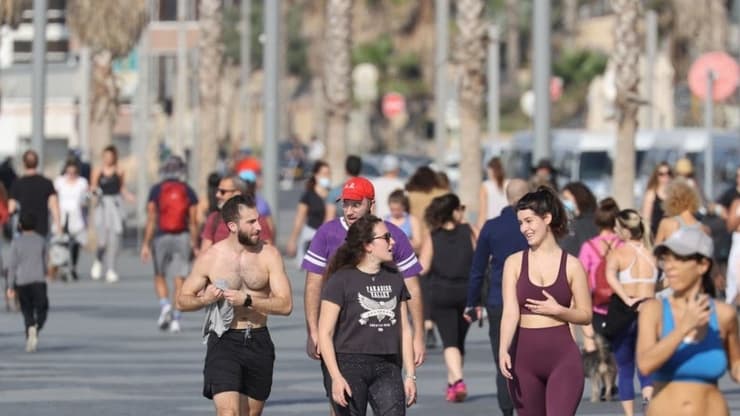 התקהלות בחופי טיילת תל אביב