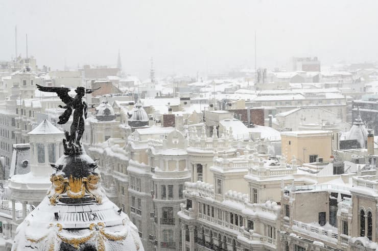 ספרד סופה שלג כבד גולשים ב מדריד
