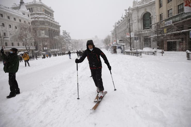 ספרד סופה שלג כבד גולשים ב מדריד