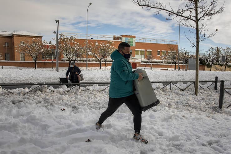 אריק נושא מכונת הנשמה לחבר חולה קורונה שלא פונה לבית חולים בגלל ה שלג סופה מדריד ספרד