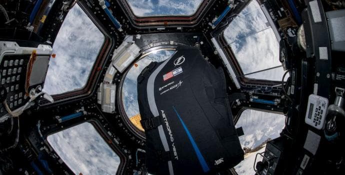 חליפת סטמראד בקופולה שבתחנת החלל הבינלאומית