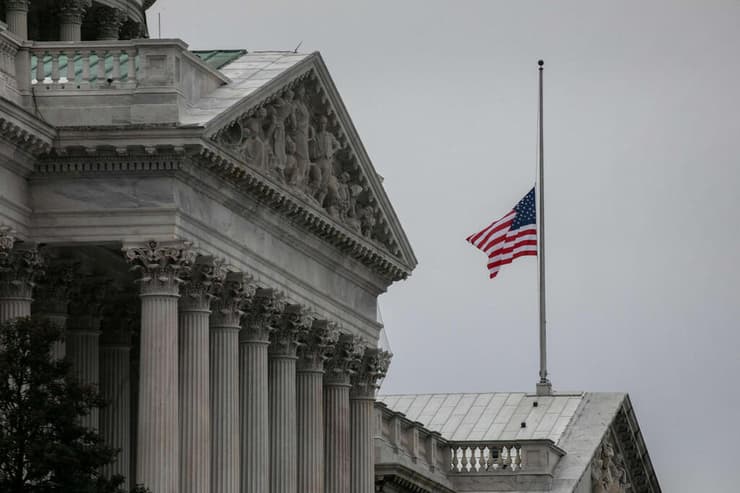 דגל ארה"ב בחצי התורן ב בנין ה קפיטול עקב מותו של ה שוטר בריאן סיקניק  שנהרג ב מהומות קפיטול ב וושינגטון ארה"ב