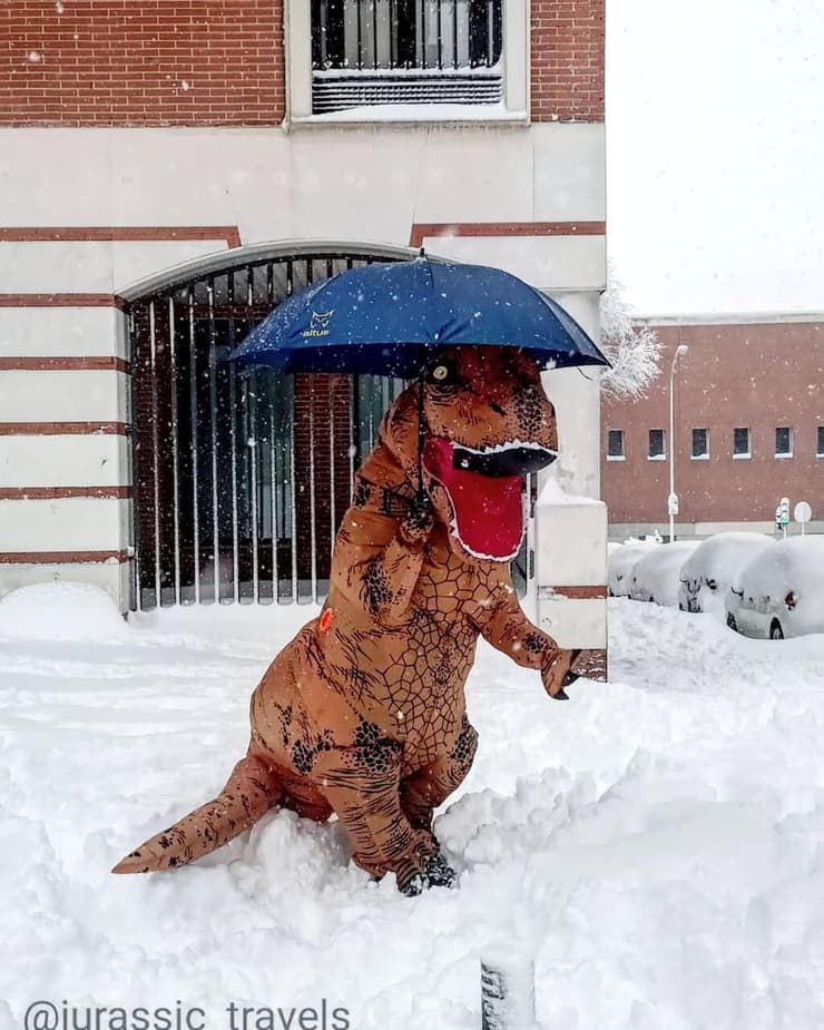 אדם בתחפושת דינוזאור שלג סופה מדריד ספרד