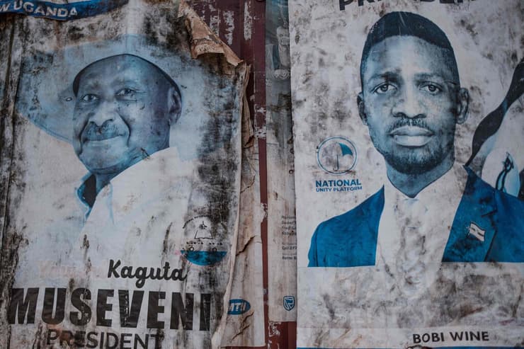 אוגנדה מימין כוכב פופ בובי וויין מועמד ל נשיאות משמאל יוורי מוסווני יוורי מוסבני נשיא