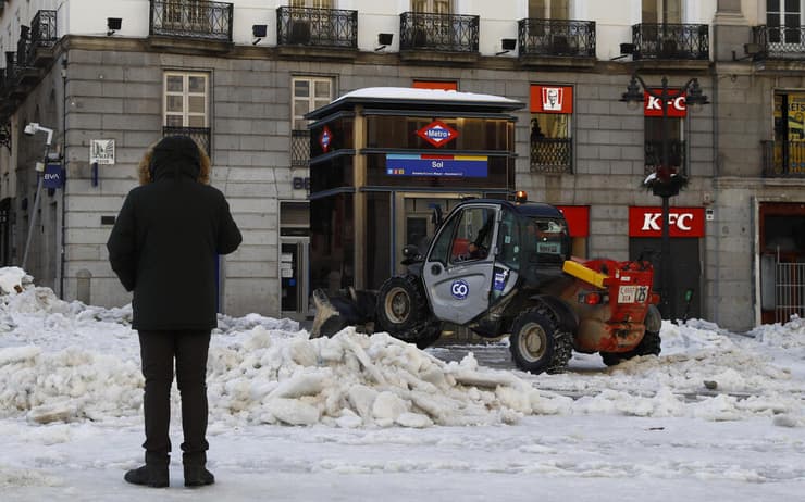 ספרד מדריד סופה פילומנה מפנים שלג