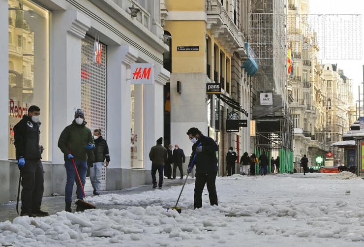 ספרד מדריד סופה פילומנה מפנים שלג