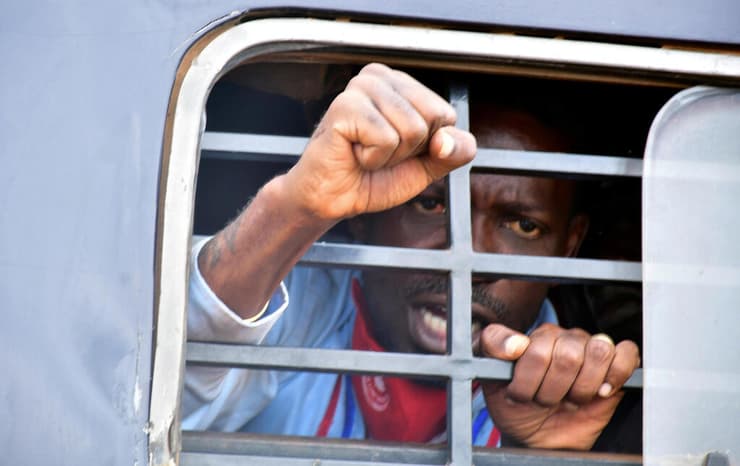 אוגנדה כוכב פופ בובי וויין מועמד ל נשיאות אחרי מעצרו ב נובמבר