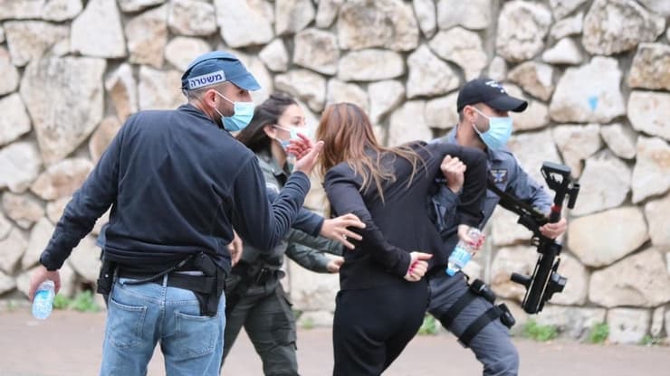 סונדוס סאלח בעימות עם השוטרים בהפגנה בנצרת