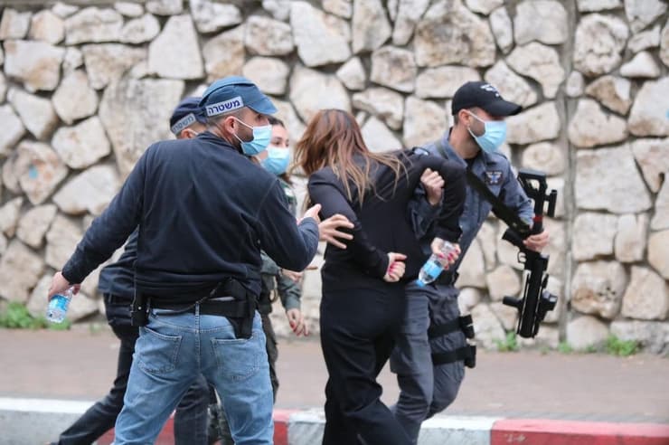 סונדוס סאלח בעימות עם השוטרים בהפגנה בנצרת