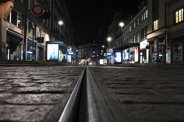 רחובות ריקים עוצר לילי קורונה שטרסבורג צרפת