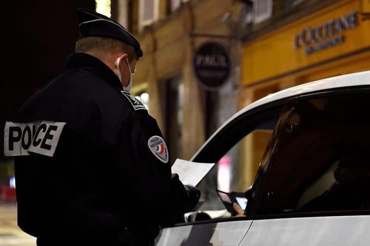 משטרה שוטר שוטרים עוצר לילי קורונה מץ צרפת