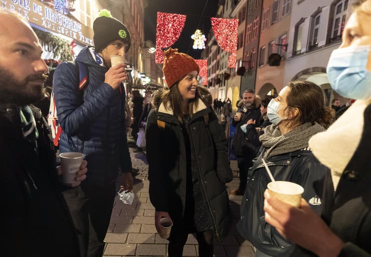שותים יין ברחוב לפני עוצר לילי קורונה שטרסבורג צרפת