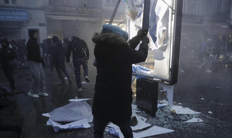 מהומות בריסל בלגיה אחרי מות צעיר ב מעצר