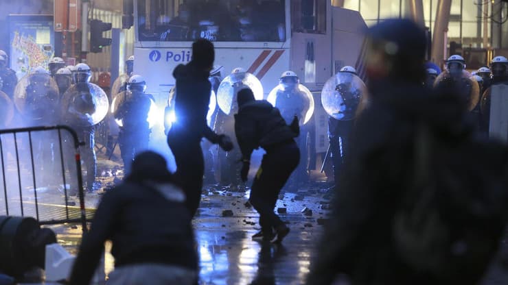 מהומות בריסל בלגיה אחרי מות צעיר ב מעצר