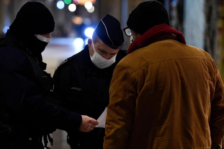 משטרה שוטר שוטרים עוצר לילי קורונה מץ צרפת