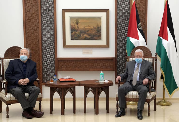 פגישה בין אבו מאזן ליו"ר ועדת הבחירות הפלסטינית חנא נאסר ברמאללה