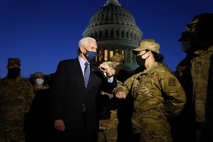 סגן נשיא ארה"ב מייק פנס עם חיילים חיילי משמר לאומי ב וושינגטון קפיטול ארה"ב היערכות ל השבעה ביידן