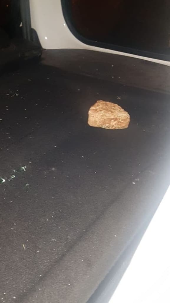 אבנים על ניידת משטרה בשומרון, חשד שהתוקפים יהודים