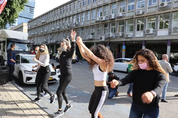 אימון מחאה על הסגר מול משרד הבריאות בתל אביב