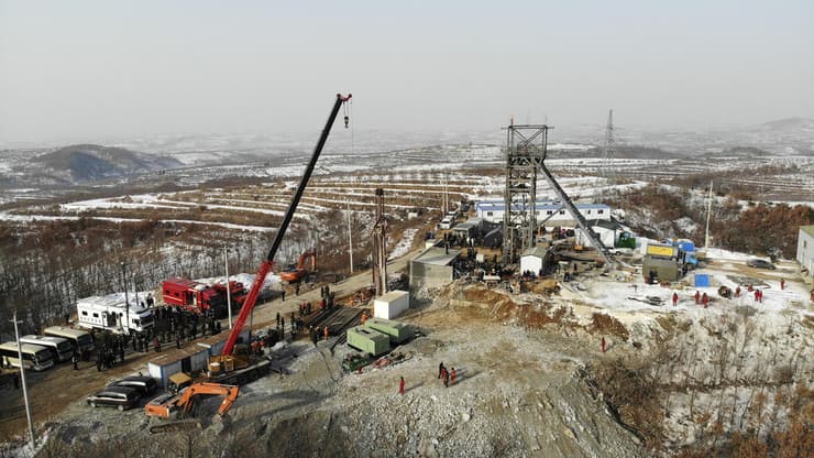 פעולות חילוץ ב מכרה זהב שהתפוצץ ב מחוז שאנדונג שב סין