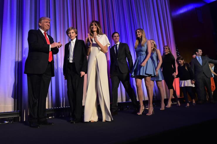 דונלד טראמפ עם משפחתו בליל הניצחון בבחירות ניו יורק ארה"ב 9 נובמבר 2016